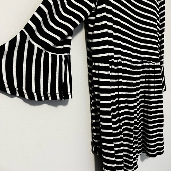 Striped peplum 3/4 sleeve top. - Picture 4 of 6